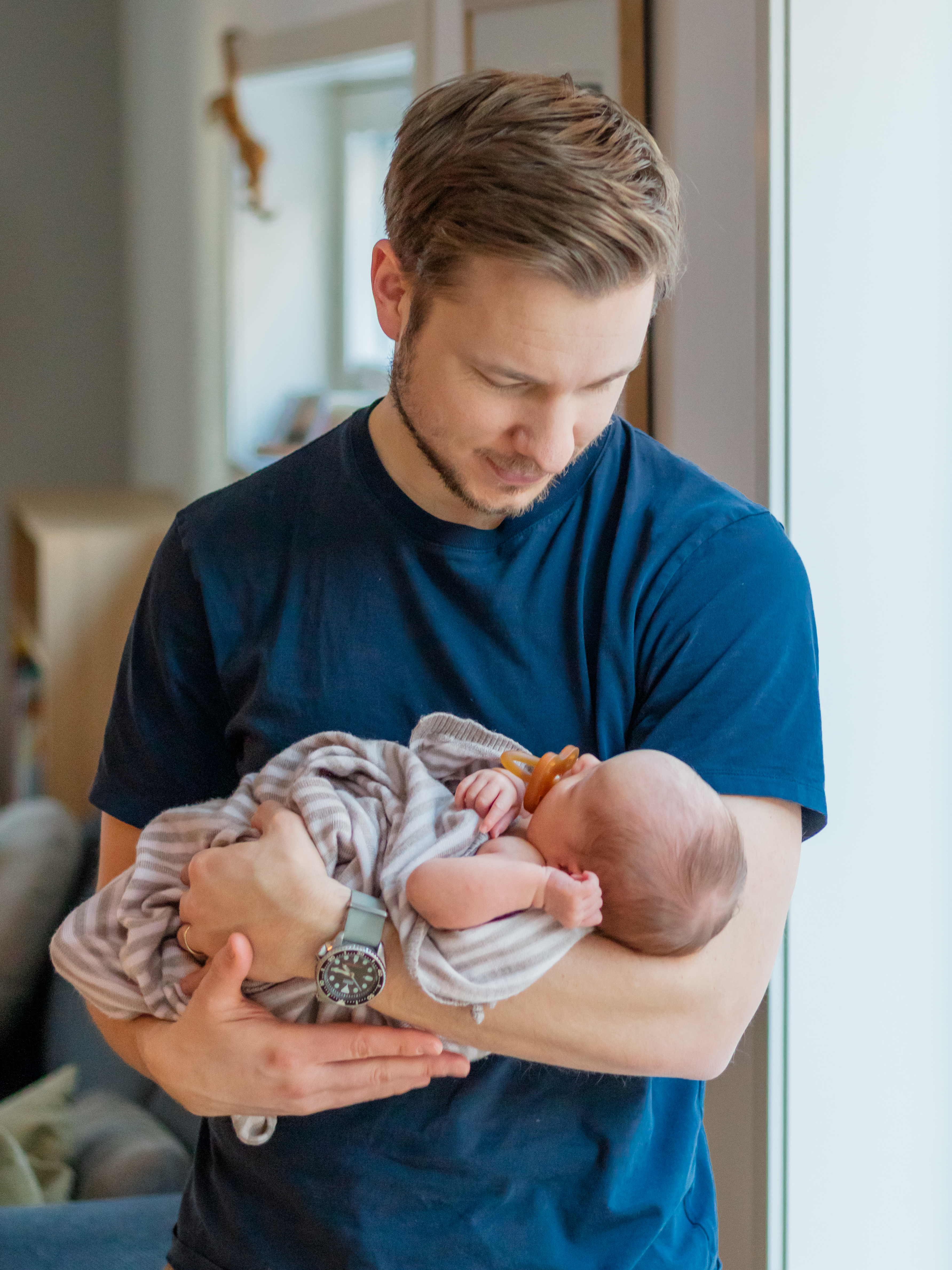 Dad holding newborn s